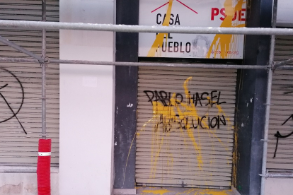 Pintadas en la sede del PSOE de Burgos reivindicando la absolución de Pablo Hasél. ECB