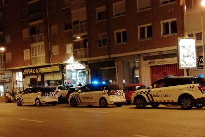 Tres patrullas de la Policía Local de Burgos controlando el aforo de un local a la hora del cierre. S. L. C.