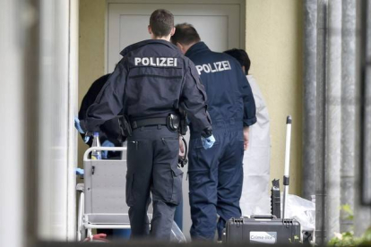 Agentes de policía y expertos en explosivos trabajan en un apartamento de Obreusel, cerca de Fráncfort (Alemania) donde la policía alemana detuvo esta madrugada a dos presuntos yihadistas.-Foto:   EFE / BORIS ROESSLER