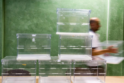 Urnas preparadas en un colegio electoral de Barcelona, en unas pasadas elecciones.-FERRAN SENDRA