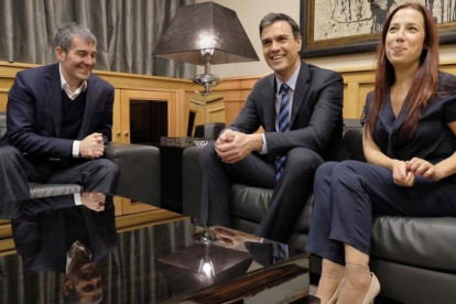 Pedro Sánchez con el presidente y la vicepresidenta de Canarias.-
