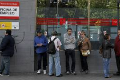 Fila a las puertas de una oficina de empleo.-Foto: AP