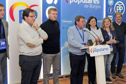 Rico compareció rodeado, entre otros compañeros, con quienes ocuparán los cuatro cargos en el Senado y el Congreso.-I. L. M.
