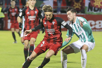Sergio González protege un balón ante el acoso de un jugador del Racing-LA LIGA