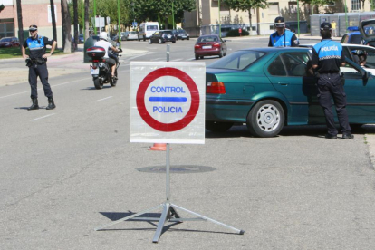 La Policía Local está efectuando ente año más controles preventivos como el de la imagen.-RAÚL G. OCHOA