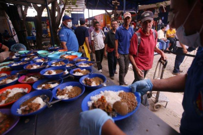 El programa Clap, ligado a los Comités Locales de Abastecimiento y Producción, entrega alimentos importados a bajo coste cada mes a más de seis millones de personas.-EFE