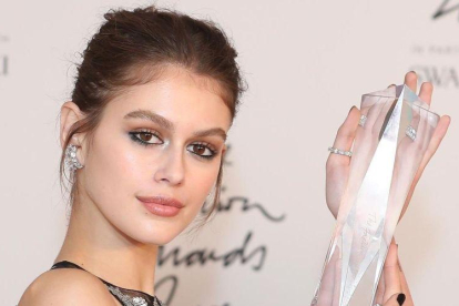 Kaia Gerber, con el premio.-AFP / DANIEL LEAL-OLIVAS