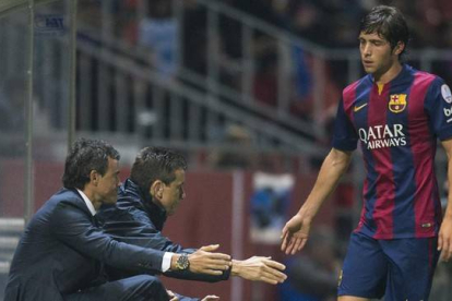Luis Enrique y Unzue felicitan a Sergi Roberto.-Jordi Cotrina