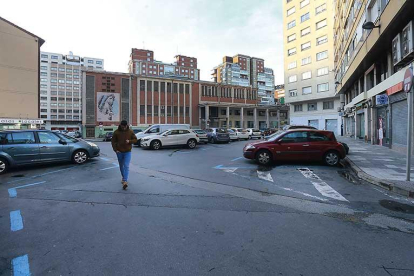 Una persona caminaba ayer por la calzada en la plaza Hortelanos.-RAÚL G. OCHOA
