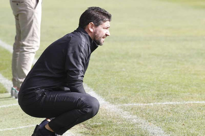 Fernando Estévez observa con atención el encuentro que el Burgos CF jugó ante el Atlético B.-SANTI OTERO