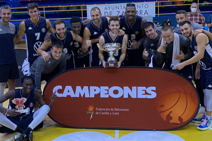 La plantilla del Tizona celebra el título conseguido en Zamora. TWITTER/ @FBCYL