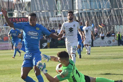 Benji, que debutó ayer en Liga, salva un mano a mano con Jeisson.-BEA COBOS