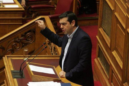 Tsipras, durante el debate parlamentario, este martes en Atenas.-Foto: EFE / ALEXANDROS BELTES