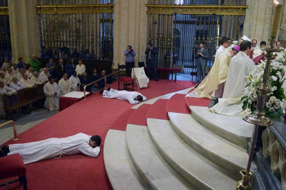 Los nuevos sacerdote y diácono, postrados rostro en tierra, imploraron la protección de los santos.-DIÓCESIS