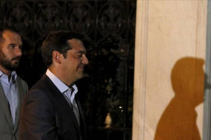 Fotografía en que se ve como el borde de una pared alarga la sombra de la nariz de Tsipras.-Foto:   REUTERS / STOYAN NENOV