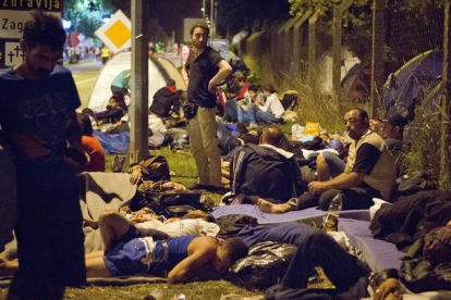 Un grupo de refugiados descansa en Beli Manastir, una localidad croata cercana a la frontera con Hungría.-AP / DARKO BANDIC