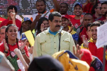 El presidente venezolano, Nicolás Maduro, habla durante una manifestación en Caracas por la decisión de la OEA.-EFE / CRISTIAN HERNÁNDEZ
