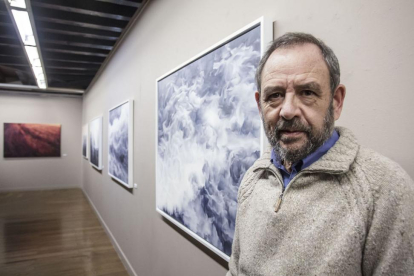 Arriba, Rafael Fernández Rojas, junto a sus últimas obras, incluida al fondo la serie ‘roja’.-Santi Otero