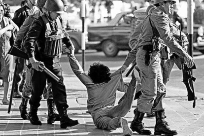 Arresto de un manifestante en una protesta contra la dictadura en 1982, en Buenos Aires-ARCHIVO