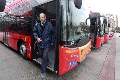 Un conductor se baja de uno de los nuevos autobuses que, ayer, estuvieron estacionados en el paseo de Atapuerca.-RAÚL G. OCHOA
