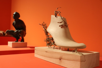 Una parte de la exposición se centra en las representaciones artísticas del pie con una selección de obras que tienen como elemento principal esta región anatómica. MEH
