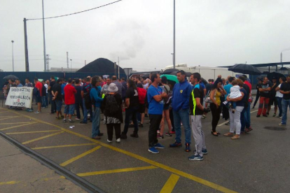 Protesta minera impidiendo la salida de carbón internacional en el puerto de Avilés.-ICAL