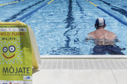 Un nadador, durante el reto de metros en la piscina de El Plantío.-SANTI OTERO