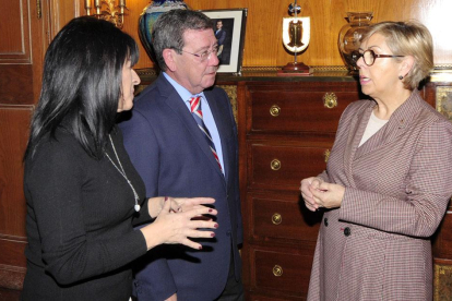 Delgado (dcha) charla con Rico y Sierra poco antes de la firma, la cual tuvo lugar en la Diputación Provincial.-S. O.