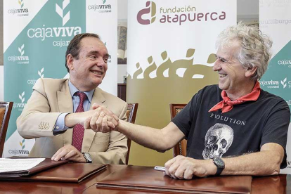 Ramón Sobremonte y Juan Luis Arsuaga se dan la mano, ayer, tras la firmar el convenio de colaboración.-RAÚL G. OCHOA