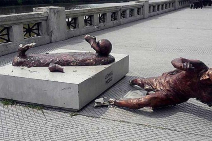 La estatua de Messi, con las piernas cortadas y derribada, en Buenos Aires.-EL PERIÓDICO