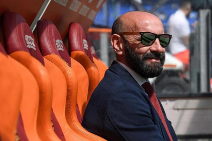 Monchi, en el banquillo del Roma, en el estadio Olímpico.-ALESSANDRO DI MEO