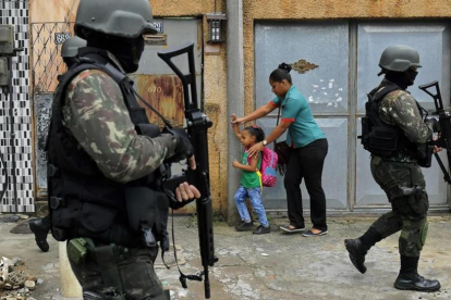Patrulla militar en Vila Kennedy, una favela de Río de Janeiro.-AFP / CARL DE SOUZA