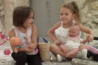 Imagen de uno de los vídeos donde dos niñas de un imaginario futuro, se preguntan qué es un pediatra. ECB