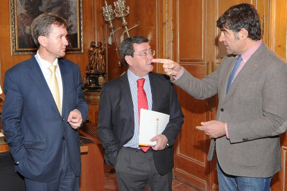 A la derecha, Gómez junto a César Rico y Javier Lacalle.-ISRAEL L. MURILLO