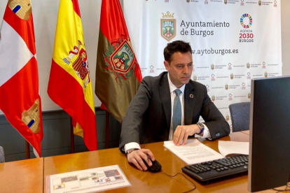 El alcalde de Burgos, Daniel de la Rosa, en el pleno municipal de ayer. PSOE