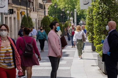 Gente paseando por la calle Santiago de Valladolid. - J. M. LOSTAU