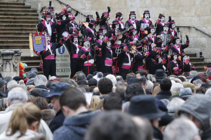Los integrantes de la Peña Recreativa Castellana en las escaleras de la Puerta del Sarmental interpretando sus coplas de Carnaval ante el público que abarrotaba la plaza.-RAÚL G. OCHOA