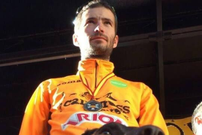 Rodrigo Alonso, representante en canicross, junto a su perra Nala.-TWITTER / @RODROBUR
