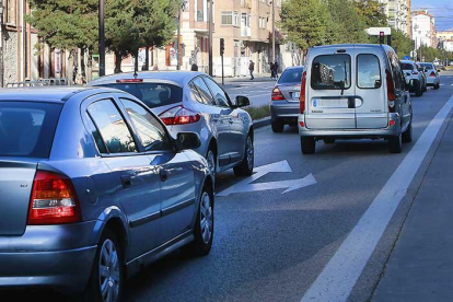 Coches de la ciudad circulan por la transitada zonal del Bulevar.-RAÚL G. OCHOA