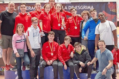 Los medallistas del Saesbu posan con toda la expedición del cuadro de El Plantío en Valencia-ECB
