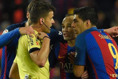 Luis Suárez discute con el árbitro en el Barça-Atlético de Copa.-AFP / LLUÍS GENÉ