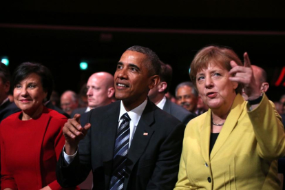 Obama y Merkel en la feria industrial de Hanover (Alemania).-AFP / RONNY HARTMANN