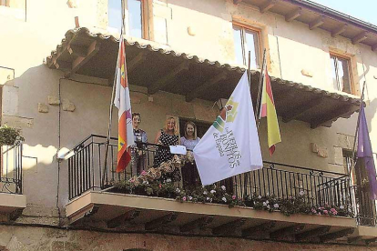 Numerosas personas se dieron cita durante el izado de la bandera de los 79 pueblos más bonitos de España.-G. G.