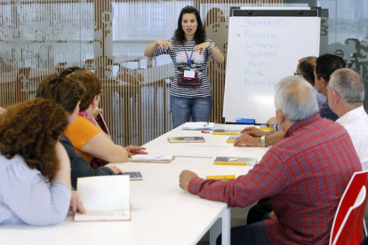El club de lectura para sordos es pionero en toda España y continúa celebrándose este año.-Raúl Ochoa