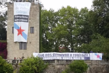 Pancartas desplegadas por militantes del BNG y Galiza Nova en el Pazo de Meirás para reclamar su devolución-CEDIDA POR BNG