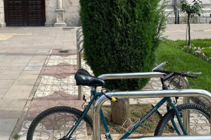 Estacionamiento de bicicletas frente al Mendoza. POLICÍA LOCAL