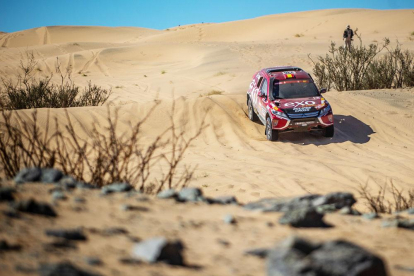 Cristina Gutiérrez supera una duna durante la primera etapa del Rally Dakar, ayer.-PARK36
