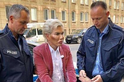 Rodrigo Alves, el Ken humano, detenido por la policía.-INSTAGRAM