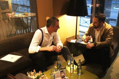 El presidente de Vox, Santiago Abascal (derecha) y el secretario general, Javier Ortega Smith, cambian impresiones en un hotel madrileño.-EL PERIÓDICO