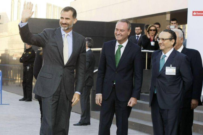 El Rey Felipe VI, acompañado por el presidente de la Generalitat Valenciana, Alberto Frabra, a su llegada al audotorio de la Diputación de Alicante.-Foto: EFE